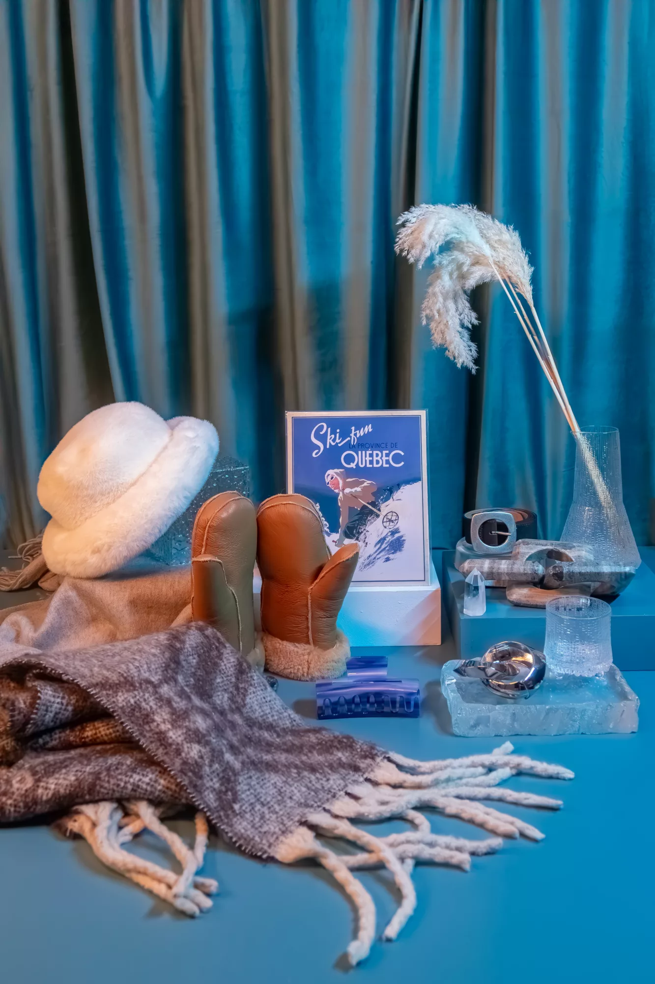 Écharpe : Le Trunkshop Bracelets : Le Trunkshop Ceinture : Le Trunkshop Moufles : Folie Douce Chapeau : Folie Douce Affiche : Affiche en tête Verre et carafe d'eau : Prunelle Décoration en marbre : Prunelle Cristal : Rütrafe